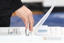 고성 절반이 투표… 4·3 보궐선거 높은 투표율, 누가 유리할까