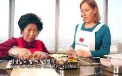“사장님도 밥 싸, 이렇게” 박막례 할머니, 유튜브 CEO와 김밥 말다