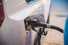 9주 상승 휘발유값에 기름 붓는 ‘이란산 원유 제재’… 상춘객 발목 잡나