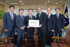 서문로교회·제일신마산교회, 고신대에 발전기금 전달