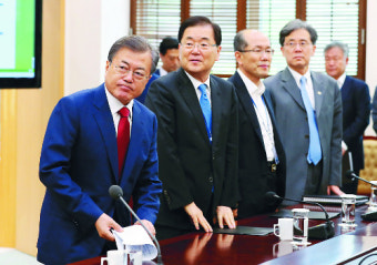 문 대통령 “경제는 타이밍, 엄중한 상황서 정치권 대립 안타깝다”