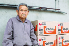 농심, 30여년 ‘안성탕면’만으로 식사한 할아버지 어버이날 맞아 꽃·선물 전달