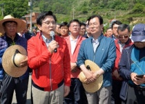 ‘빨간 점퍼’ 황교안, 경북 영천 마을회관 앞서 한 말씀