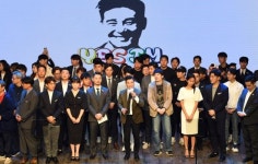 예스아이엠 컴퍼니 임직원들과 인사하는 임창정