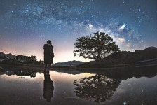 [앵글속 세상] 빛이 쏟아지는 밤, 태초의 밤도 이러했을까