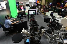 1인 미디어 방송장비를 살펴보고 있는 관람객