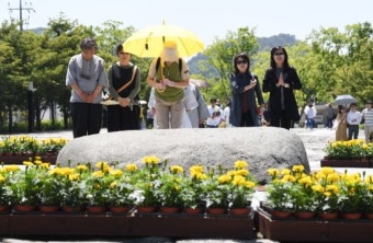 ‘노무현 10주기’ 묘역 참배 줄이어