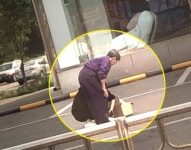 ‘치매 할머니에 신발 벗어준 천사 여학생’ 사진 감동