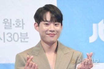 김성철 ‘선한 얼굴, 공손한 두 손’ JTBC 새 월화드라마 ‘바람이 분다’의 제작발표회