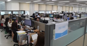 분주한 참좋은여행사 사무실