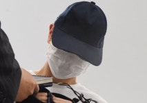 [포착] ‘다 가린 얼굴…’ 근무 중 체포된 ‘여중생 성폭행’ 교사 출석길