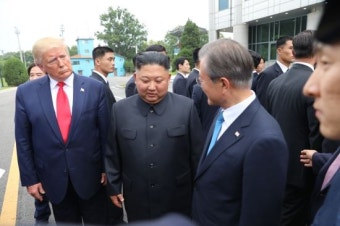 [포착] 트럼프·김정은·문재인, 판문점서 손잡은 남북미 세 정상