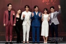 ‘평일 오후 세시의 연인’ 배우들의 멋진 포즈