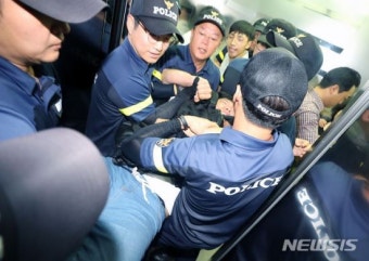 “식민지배 사죄하라” 미쓰비시 앞 기습시위한 대학생 26명 경찰에 연행