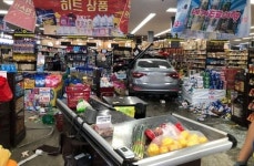주차하던 자동차가 마트 안으로 돌진…  4명 다쳐