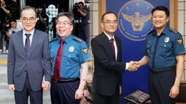 취임 직후·퇴임 직전 경찰청 찾아 인사한 문무일 