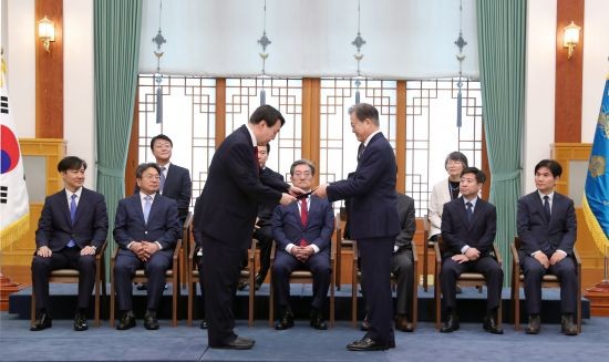 문재인 전 대통령, 뇌물수수 혐의 피의자로 조사 중… 수사 과정과 결과에 관심