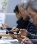중학생들이 어르신들에게 일대일 스마트폰 활용 교육