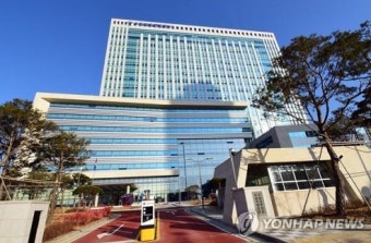 “뽀뽀나 한번 해봐라” 동료여경 어깨 안은 50대 경찰 벌금형