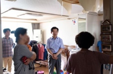 [포토] 호원동 아파트 화재 현장 방문한 안병용 의정부시장