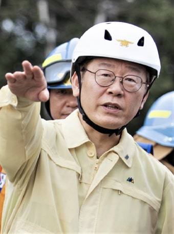휴가 중 화재 현장 찾은 이재명 “위험 무릅쓰고 임무수행 중 순직 소방관 희생 너무 안타깝다”