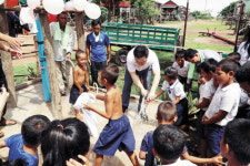 메마른 땅에 솟은 생명수, 어린 꿈나무를 적시다