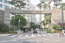 앤젤리나 졸리, 광화문 아파트 전세 계약… 아들 거처인 듯