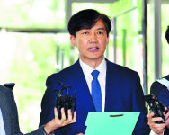 조국 “아이 문제 안이했다”… 사과 했지만 사퇴는 일축