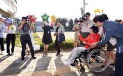“눈물 난다…이게 바로 선진국” 17년만에 문 연 공립 특수학교 첫 등굣길