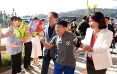 첫 등교하는 서울나래학교 학생들