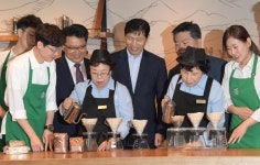 스타벅스, 어르신 바리스타 교육장 군포시에 오픈