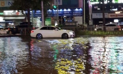 물난리 난 인덕원역 사거리, 7개 중 3개 차선 통행 재개