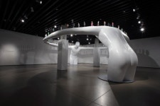 팔 벌려 평화의 다리된 ‘그리팅맨’