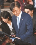 조국 35일 만에 사퇴 “불쏘시개 역할 여기까지”