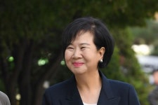 [포착] “무슨 죄냐” 지지자 응원에 함박웃음 짓는 손혜원 출석길