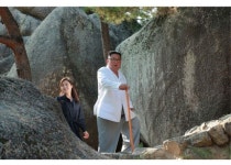 [포착] 넉달 만에 다시 나타난 리설주…지팡이 짚고 금강산 오른 김정은