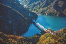 굽잇길마다 오색찬란한 가을이 내려앉다