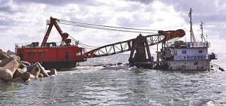 [포토] 속초 기사문항 바닥에 걸린 바지선