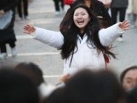 [포착] 우리 다시 만나지 말자… 수능 마치고 환호하는 수험생들