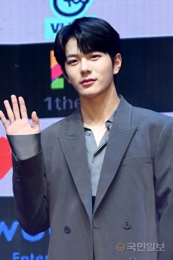 골든차일드 최보민, 기분 좋은 미소와 손인사