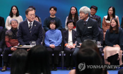 분위기 화기애애… 조국 질문에 짧은 한숨