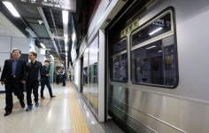 ‘펑’ 소리에 연기가… 4호선 남태령역 열차 고장 승객들 하차