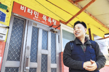 손에 휴지·달걀 한 판… “우리도 함께 나눠야죠”