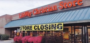 온라인에 뺏기고 대형마트에 치이고… 미국 기독서점 기도로 버틴다