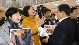 [포착] “머리채 잡히고 따귀 맞아” 정의당, 한국당 항의시위