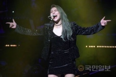 전국투어 콘서트에서 열창하는 ‘에일리’