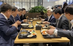 욱성화학 구내식당 | [포착]신동빈 롯데 회장 새해 첫 출근…직원들과 식사하며 셀카