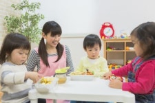 “뱉은 음식 다시 먹여”…어린이집 교사 4살 아이 학대 논란