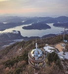 승천하는 청룡이 휘감아 도는 한반도