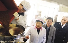 구세군, 어르신들 손잡고 ‘고소한 복음’ 전해요